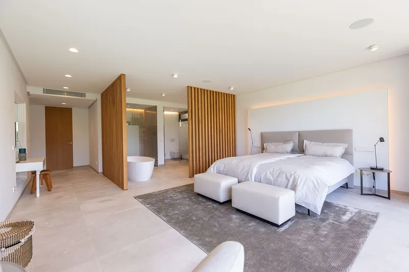 Modern sea-view villa with separate guest area — photo 11