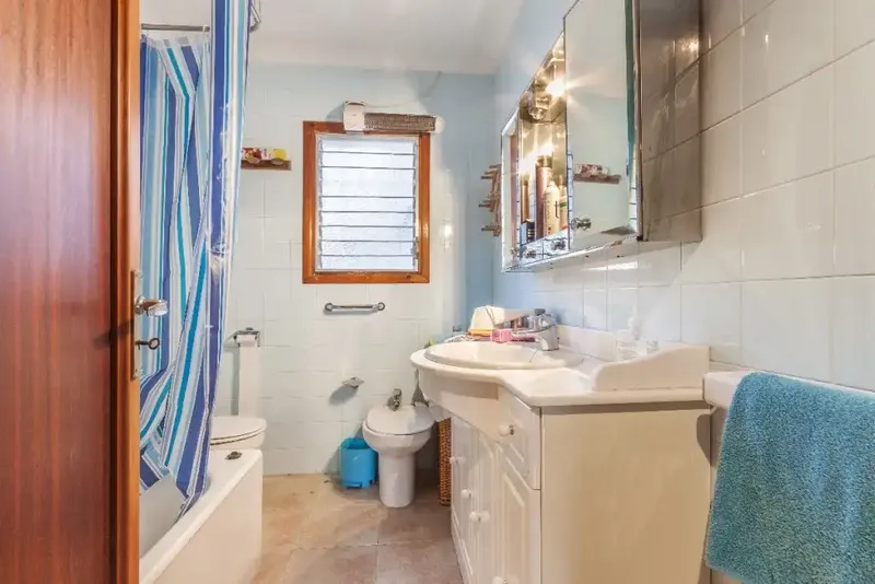 Beautiful five-bedroom, two-bathroom house to renovate. It is a fantastic opportunity to renovate a house to your own taste and ideas, to — photo 9
