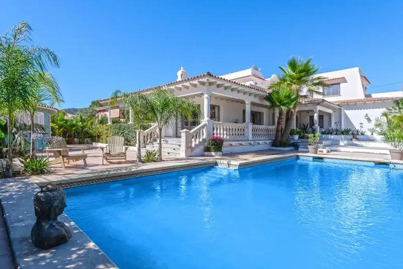 This beautiful villa, now for sale in Palmanova, perfectly combines timeless colonial charm with modern luxury. Originally built — photo 1