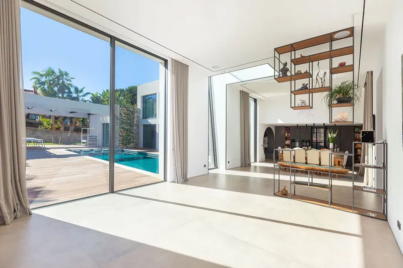 Elegant luxury villa with generous outdoor area — photo 5