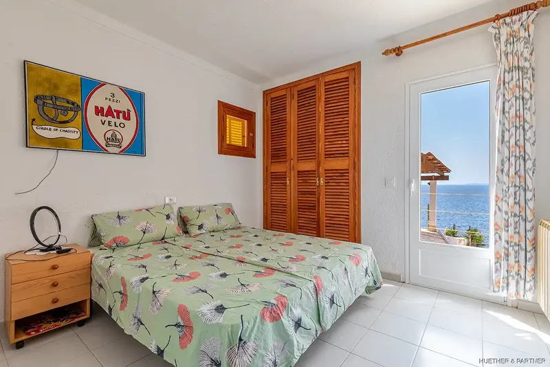 In an absolutely privileged location, directly on the cliffs of Cala Pi, this Mediterranean villa is situated on the first line — photo 12