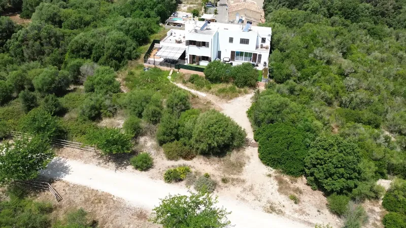 Presentamos esta atractiva propiedad de obra nueva en Son Servera, compuesta por dos viviendas pareadas con entradas independientes, constru — photo 2