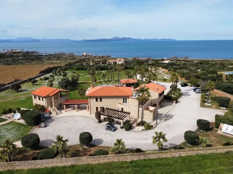 Impressive rustic estate 300 m from the sea, with spectacular views of Alcudia Bay and mountains, with approx. 14,280 m2 of land — photo 3