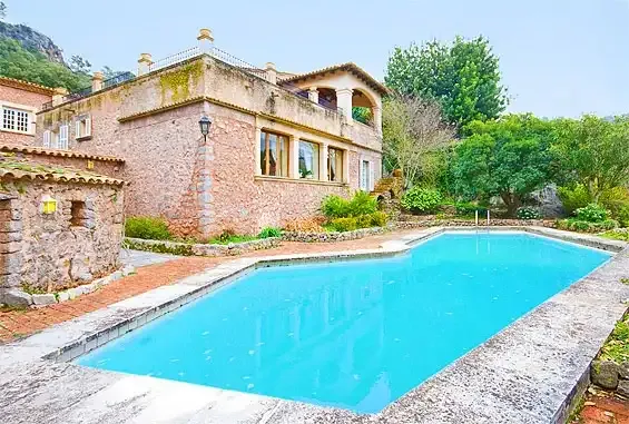 Rustic property in impeccable condition. The main house has: large hall; five bedrooms with en-suite bathroom; one toilet; two living rooms with fireplace, one d — photo 5
