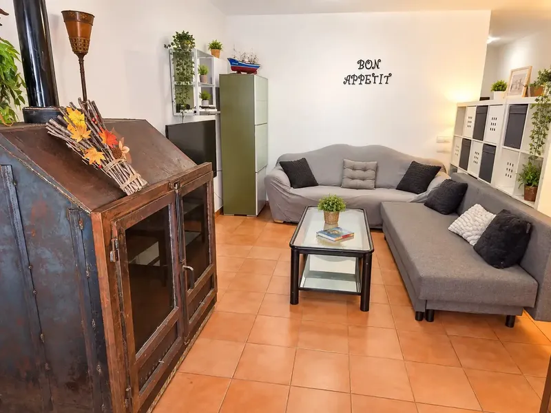 Descubre esta amplia y acogedora casa de pueblo de cuatro dormitorios, situada en una tranquila y bonita calle arbolada en pleno corazón de  — photo 3