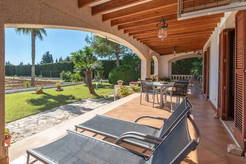 This exceptionally prestigious estate combines the charm of a Mediterranean country house with elegant, timeless furniture and a well-maintained condition — photo 10