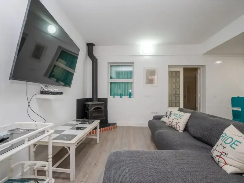Se vende una casa de pueblo con ETV para 6 huespedes. La casa ha sido renovada hace 6 años y ofrece 2 plantas con 2 dormitorios y 2 bañis en — photo 4