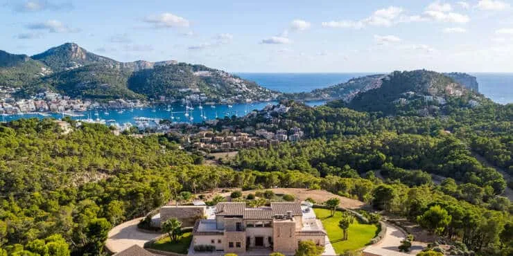 Luxury villa with sensational views over 100,000 m² of land — photo 1