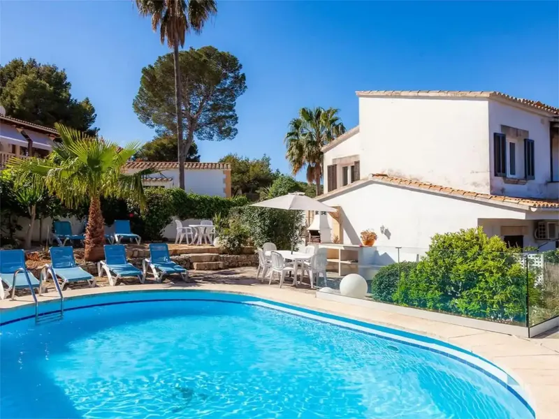 180 m² property with living room, 2 fully equipped kitchens, 4 bedrooms and 2 bathrooms — photo 2