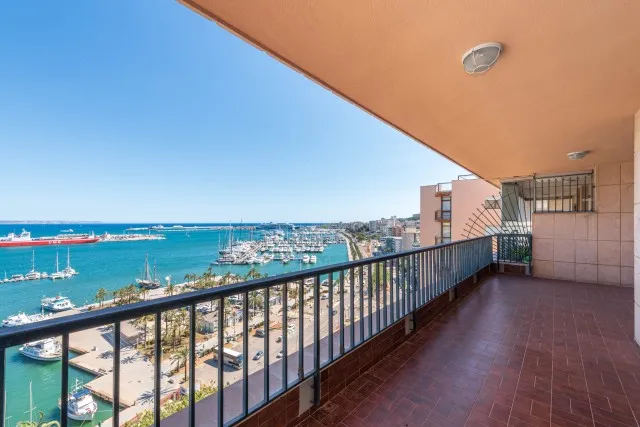 Beautiful apartment with panoramic views to the bay for sale in Palma, Mallorca — photo 1