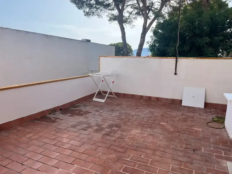 Se alquila apartamento planta baja en comunidad tranquila en sant elm a 30 metro del mar. Luminoso 3 habitaciones dos baños uno en suite com — photo 2