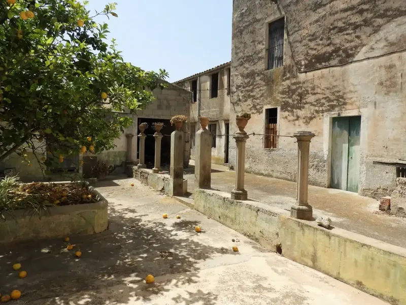 Three-storey Mallorcan manor house on a corner in Felanitx. It has several living rooms, 8 bedrooms, 2 bathrooms, kitchen. — photo 7