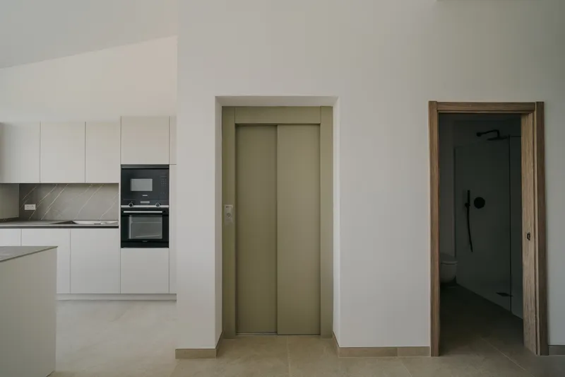Modern three-bedroom townhouse with open views — photo 12