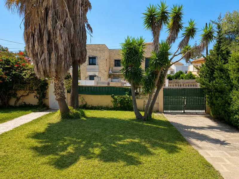 Discover this charming detached house for sale in the quiet and family-friendly area of Bahía Grande de Llucmajor. — photo 3
