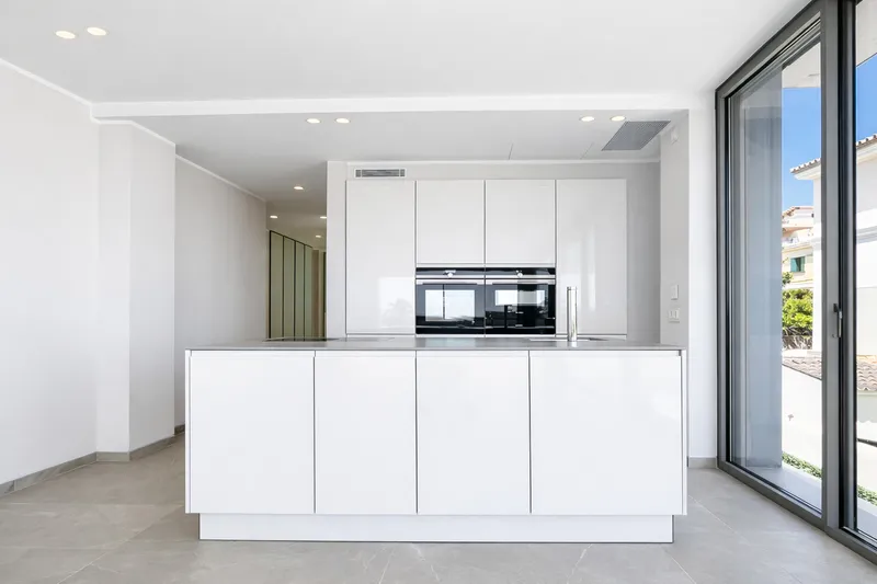 Modern Apartment with Panoramic Sea Views on the First Line of the Paseo Marítimo, Palma Mas — photo 5