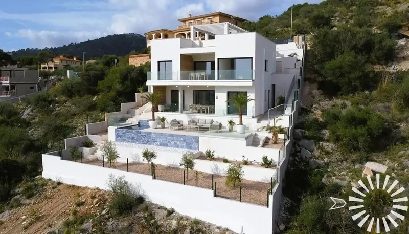 This elegant and modern luxury villa is situated on a hill with views of the bay of Costa de los Pinos. Its elevated position guarantees — photo 4