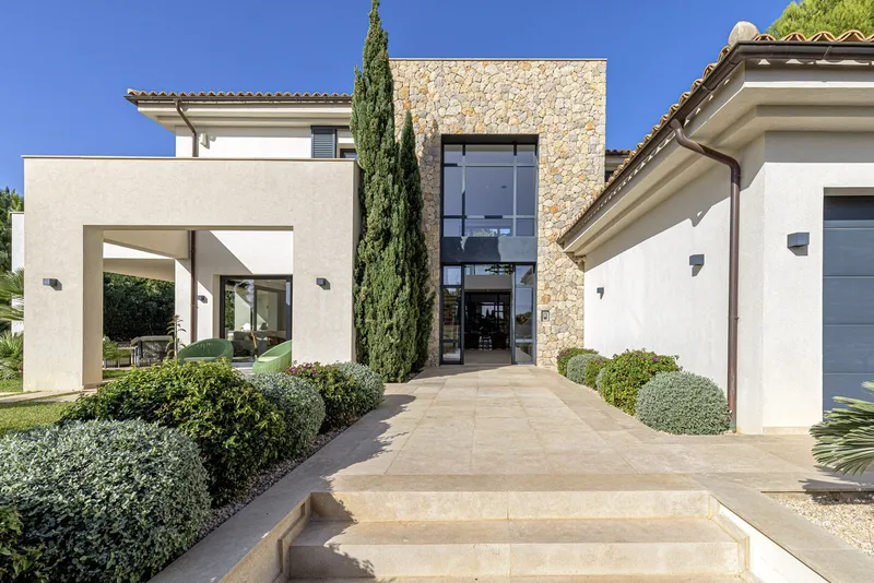 Exclusive luxury villa in modern architectural style in Santa Ponsa — photo 2