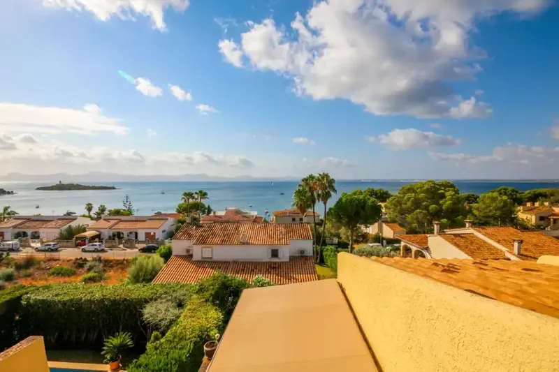 Spacious semi-detached house for sale, located in one of the most demanded and desired urbanizations of the northern area of Mallorca, Alcanada. Urban — photo 8