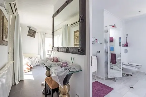 Vallgornera, luxurious Mediterranean-style chalet with a garden oasis and sea views — photo 9