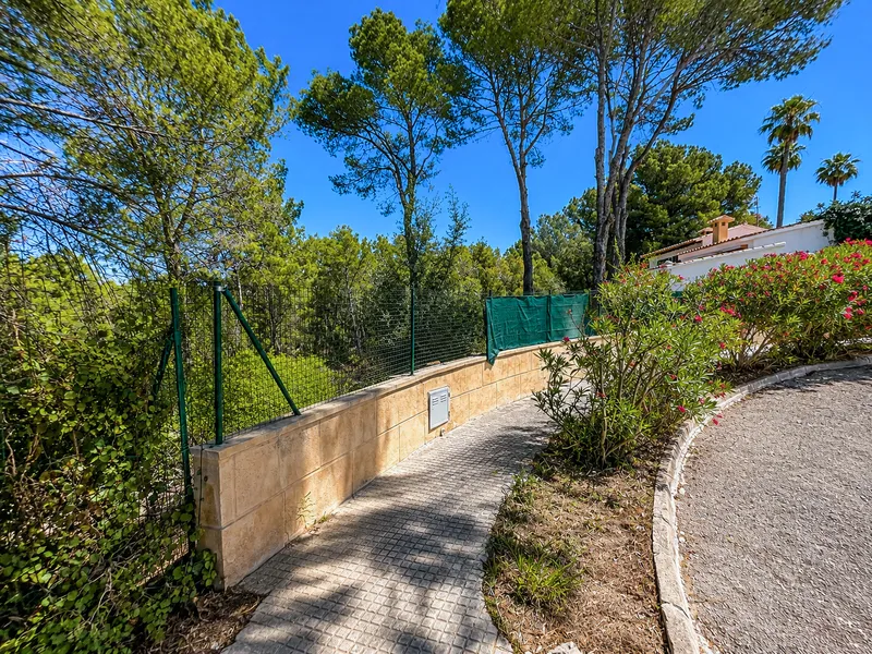 Plot with high investment potential and the possibility to build a new villa in Nova Santa Ponsa — photo 1