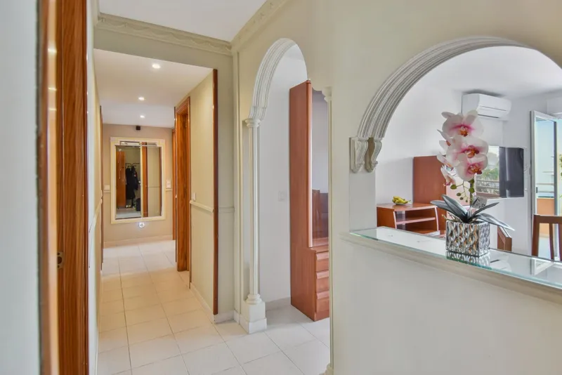Apartment with community pool — photo 9