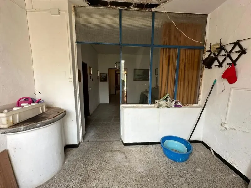 House to renovate consisting of three floors, ground floor with large patio-garden, 2 bedrooms, entrance hall, kitchen, bathroom, laundry room and — photo 5