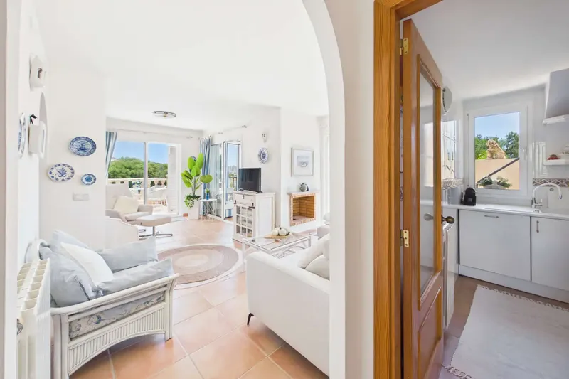 This tastefully furnished and bright apartment is located in a small, well-maintained residential complex with only 18 owners, ideal — photo 10