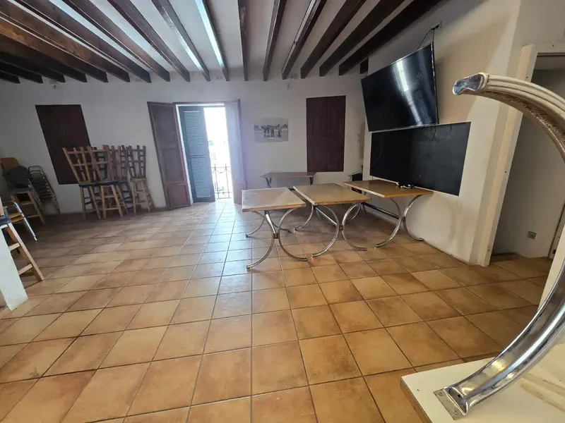 Discover this impressive duplex house located in the charming town of Campanet. With an attractive price of €380,000, this property — photo 8