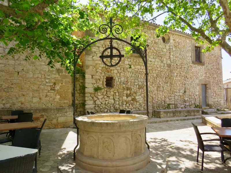 On the main street of S'Arraco, we find this large property to renovate with many possibilities. — photo 4