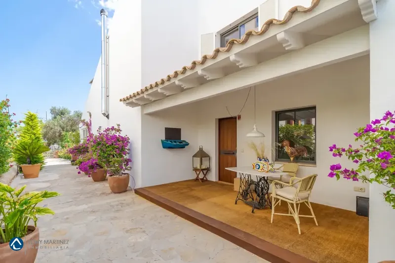 Villa — photo 2