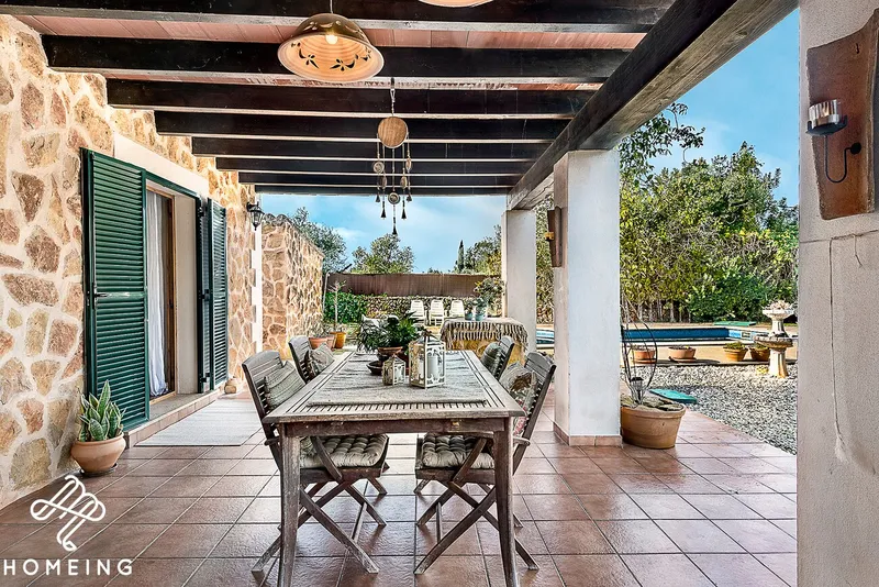 Beautiful rustic estate with 3-bedroom house, pool and large storage room — photo 1