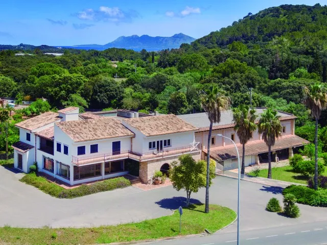 Versatile business premises for sale in Pollensa, Mallorca — photo 1