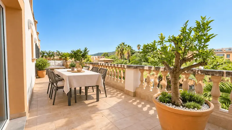 Ático amueblado | 3 dormitorios | Gran terraza | Azotea privada | Piscina comunitaria | Acceso directo al mar | Alquiler a largo plazo — photo 11