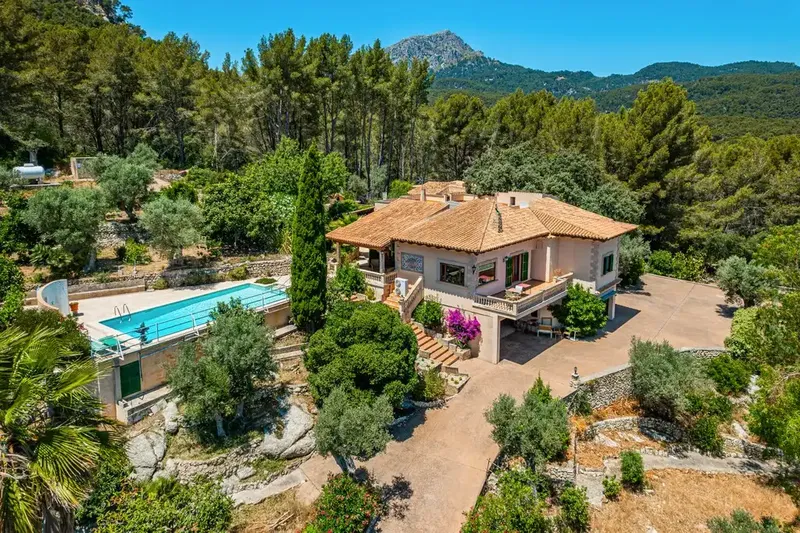 Located on a plot of 10,775 m² carefully landscaped, this exceptional south-facing country villa offers privacy, character — photo 1