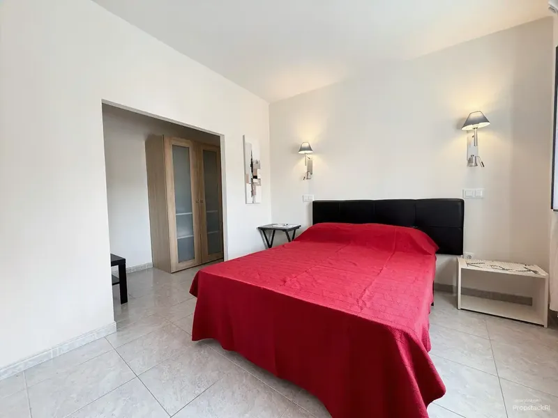 A few steps from Portixol beach, this apartment with independent entrance offers great potential to create a home to your measure — photo 9