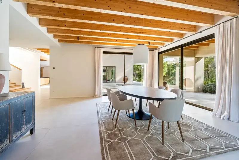 Esta villa de nueva construcción en venta en Cala Vinyes combina amplias proporciones, materiales cuidadosamente seleccionados y avanzadas s — photo 9