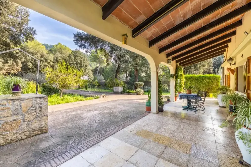 This villa for sale in Son Toni has a lot to offer, enjoying a convenient location with easy access to shops, golf course — photo 6