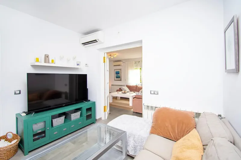 We present this elegant detached chalet in Peguera, Calvià, completely renovated, combining style, comfort and privacy in a — photo 9