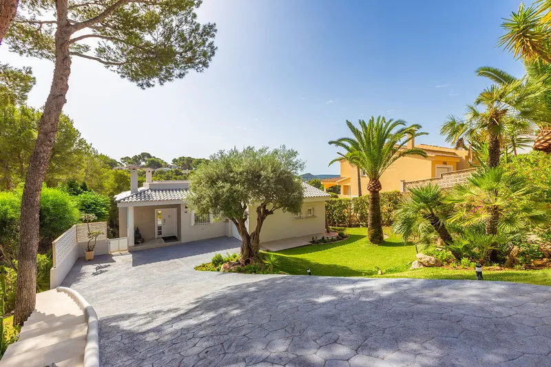Sea-view villa in a residential area near the beach — photo 4