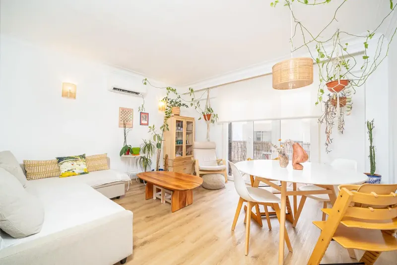 Imagine waking up every morning with the sea breeze and being able to reach the beach in just seconds. This magnificent renovated apartment, located — photo 1