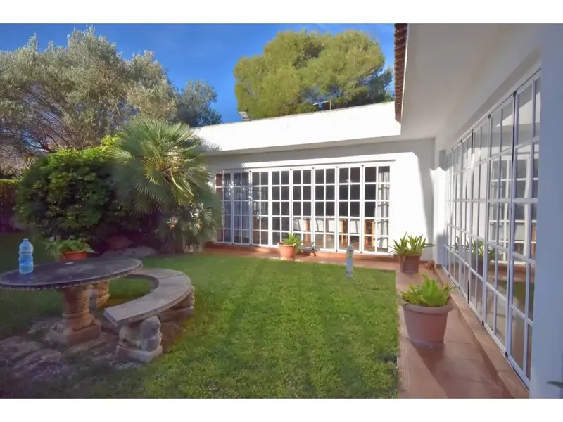 In Son Baulo, very close to the beach, on a plot of about 990 m2 we have a main house of about 250 m2 on two floors offering 3 bedrooms — photo 6