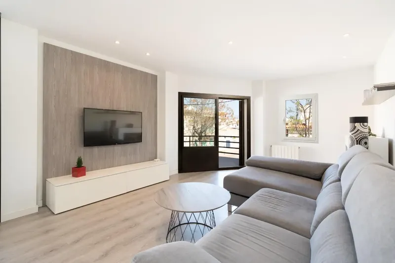 Located in one of the most prestigious areas of S’Illot, in Cala Morlanda, this magnificent property perfectly combines comfort, style — photo 4