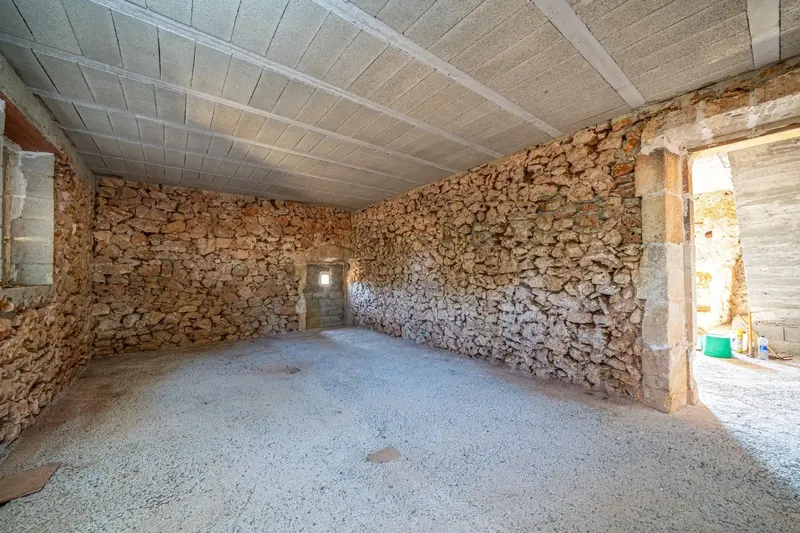 Rustic finca with traditional stone construction to renovate in Maria de la Salut, Mallorca — photo 11