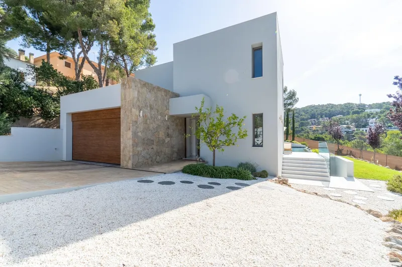 Contemporary-style villa — photo 1