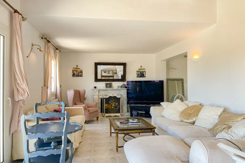 Spacious single-family home with sea views and pool plus separate guest apartment — photo 3