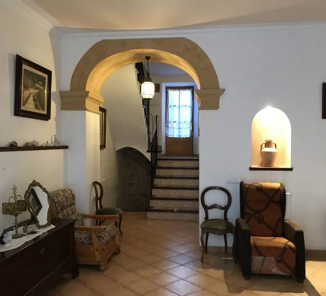 Renovated townhouse in the center, with stone facades — photo 1