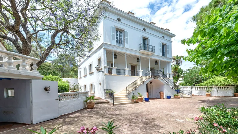 Elegant villa in El Terreno with park-like garden, pool and stunning views of the harbor — photo 3