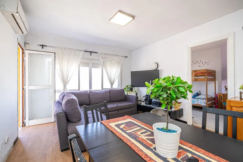 3-bedroom flat with balcony and sea views — photo 3