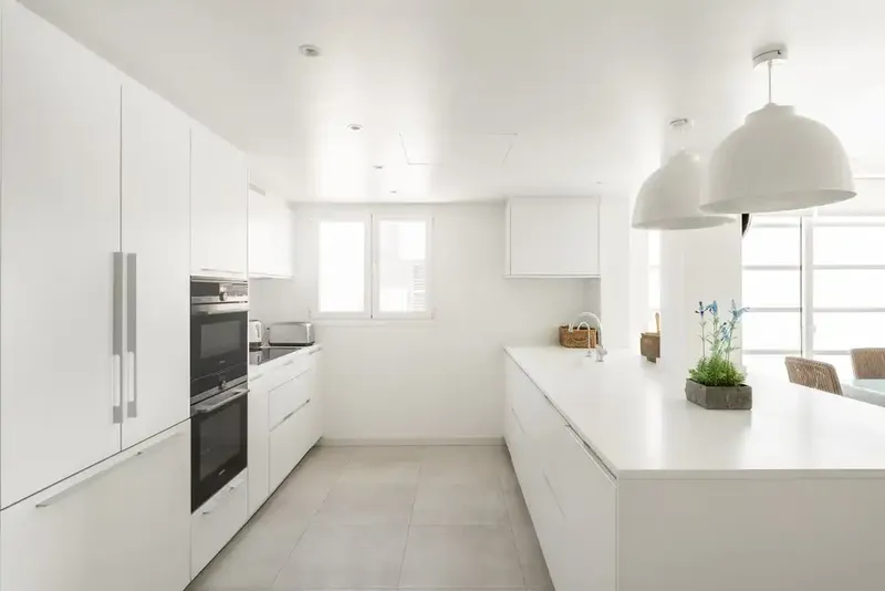This beachfront apartment with a magnificent presentation is located on the famous Pine Walk and enjoys impressive — photo 3