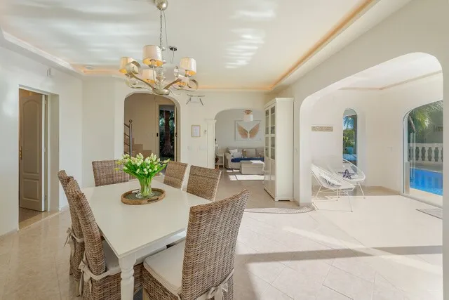 Front line villa with rental license and beach access for sale in Cala Pi, Mallorca — photo 6
